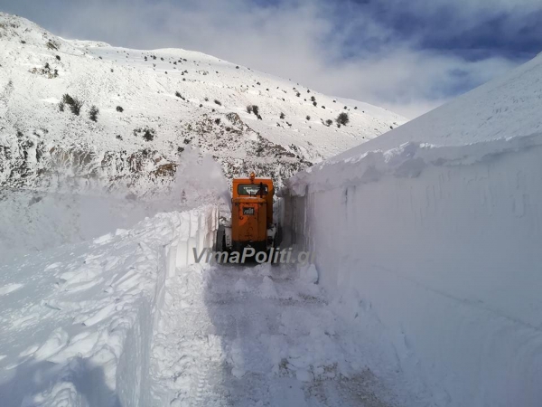 &quot;Βουνό&quot; το χιόνι στο Βελούχι(Βίντεο)