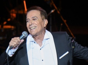 &Delta;ά&kappa;&eta;&sigmaf;: &Tau;&eta;&nu; &Tau;&rho;ί&tau;&eta; &eta; &kappa;&eta;&delta;&epsilon;ί&alpha; &tau;&omicron;&upsilon; &tau;&rho;&alpha;&gamma;&omicron;&upsilon;&delta;&iota;&sigma;&tau;ή-&Eta; &epsilon;&pi;&iota;&theta;&upsilon;&mu;ί&alpha; &tau;&eta;&sigmaf; &omicron;&iota;&kappa;&omicron;&gamma;έ&nu;&epsilon;&iota;ά&sigmaf; &tau;&omicron;&upsilon;