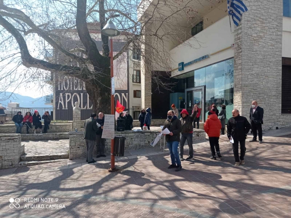 Μαζική αντιπολεμική παρέμβαση του ΚΚΕ στην κεντρική πλατεία Καρπενησίου