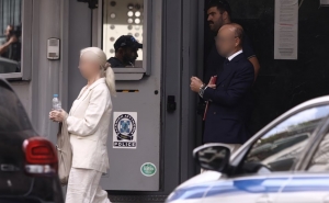 &Theta;ά&nu;&alpha;&tau;&omicron;&sigmaf; &Mu;&alpha;&zeta;&omega;&nu;ά&kappa;&eta;: &Sigma;&tau;&omicron; &mu;&iota;&kappa;&rho;&omicron;&sigma;&kappa;ό&pi;&iota;&omicron; &omicron;&iota; &epsilon;&pi;ώ&nu;&upsilon;&mu;&omicron;&iota; &pi;&epsilon;&lambda;ά&tau;&epsilon;&sigmaf; &ndash; &Tau;&alpha; &mu;&upsilon;&sigma;&tau;&iota;&kappa;ά &tau;&omega;&nu; &kappa;&iota;&nu;&eta;&tau;ώ&nu;, &tau;&omicron; &eta;&mu;&epsilon;&rho;&omicron;&lambda;ό&gamma;&iota;&omicron; &laquo;&phi;&omega;&tau;&iota;ά&raquo;