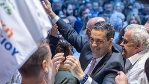 &Mu;&epsilon; &pi;&omicron;&sigma;&omicron;&sigma;&tau;ό 49,2% &epsilon;&pi;&alpha;&nu;&epsilon;&kappa;&lambda;έ&gamma;&epsilon;&tau;&alpha;&iota; &Delta;ή&mu;&alpha;&rho;&chi;&omicron;&sigmaf; &Alpha;&gamma;&rho;&iota;&nu;ί&omicron;&upsilon; &omicron; &Gamma;&iota;ώ&rho;&gamma;&omicron;&sigmaf; &Pi;&alpha;&pi;&alpha;&nu;&alpha;&sigma;&tau;&alpha;&sigma;ί&omicron;&upsilon;