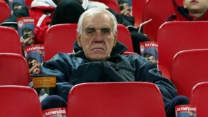 &Theta;&lambda;ί&psi;&eta; &sigma;&tau;&omicron; &epsilon;&lambda;&lambda;&eta;&nu;&iota;&kappa;ό &pi;&omicron;&delta;ό&sigma;&phi;&alpha;&iota;&rho;&omicron;-&Pi;έ&theta;&alpha;&nu;&epsilon; &omicron; &Nu;ί&kappa;&omicron;&sigmaf; &Alpha;&lambda;έ&phi;&alpha;&nu;&tau;&omicron;&sigmaf;