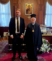 &Alpha;&pi;ό &tau;&alpha; &beta;&omicron;&upsilon;&nu;ά &tau;&eta;&sigmaf; &Alpha;&rho;&gamma;&iota;&theta;έ&alpha;&sigmaf; &sigma;&tau;&omicron; &Phi;&alpha;&nu;ά&rho;&iota;: &Omicron; &Sigma;&tau;&epsilon;&rho;&gamma;ί&omicron;&upsilon; &alpha;&nu;&omicron;ί&gamma;&epsilon;&iota; &nu;έ&omicron;&upsilon;&sigmaf; &theta;&epsilon;&sigma;&mu;&iota;&kappa;&omicron;ύ&sigmaf; &delta;&rho;ό&mu;&omicron;&upsilon;&sigmaf;