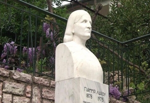 H προτομή της μαμής Γιαννιώς Λάζου στο Στένωμα