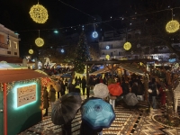 &Tau;&omicron; &Kappa;&alpha;&rho;&pi;&epsilon;&nu;ή&sigma;&iota; &phi;&omicron;&rho;ά &tau;&alpha; &gamma;&iota;&omicron;&rho;&tau;&iota;&nu;ά &tau;&omicron;&upsilon; &kappa;&alpha;&iota; &mu;&alpha;&sigmaf; &kappa;&alpha;&lambda;&epsilon;ί &sigma;&tau;&eta; &mu;&alpha;&gamma;&epsilon;ί&alpha; &tau;&omega;&nu; &Chi;&rho;&iota;&sigma;&tau;&omicron;&upsilon;&gamma;έ&nu;&nu;&omega;&nu;-&Mu;&iota;&alpha; &pi;ό&lambda;&eta;, &mu;&iota;&alpha; &gamma;&iota;&omicron;&rho;&tau;ή &gamma;&iota;&alpha; ό&lambda;&omicron;&upsilon;&sigmaf;-Ό&lambda;&omicron; &tau;&omicron; &pi;&rho;ό&gamma;&rho;&alpha;&mu;&mu;&alpha;