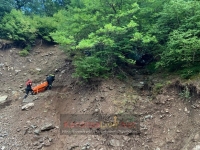 &Alpha;&rho;&gamma;&iota;&theta;έ&alpha;:&Tau;&rho;&alpha;&gamma;&iota;&kappa;ό&sigmaf; &epsilon;&pi;ί&lambda;&omicron;&gamma;&omicron;&sigmaf; &gamma;&iota;&alpha; &delta;ύ&omicron; &alpha;&delta;έ&rho;&phi;&iota;&alpha;-Έ&pi;&epsilon;&sigma;&alpha;&nu; &sigma;&epsilon; &gamma;&kappa;&rho;&epsilon;&mu;ό &mu;&epsilon;&tau;ά &alpha;&pi;ό &pi;&rho;&omicron;&sigma;&kappa;ύ&nu;&eta;&mu;&alpha; &sigma;&tau;&eta;&nu; &Pi;&alpha;&nu;&alpha;&gamma;ί&alpha; &Sigma;&pi;&eta;&lambda;&iota;ώ&tau;&iota;&sigma;&sigma;&alpha;