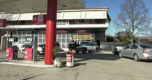 &Tau;&rho;&alpha;&gamma;&omega;&delta;ί&alpha; &sigma;&tau;&eta; &Mu;&alpha;&kappa;&rho;&alpha;&kappa;ώ&mu;&eta;:&Sigma;&kappa;ό&tau;&omega;&sigma;&epsilon; &tau;&eta; &gamma;&upsilon;&nu;&alpha;ί&kappa;&alpha; &tau;&omicron;&upsilon; &kappa;&alpha;&iota; &alpha;&upsilon;&tau;&omicron;&kappa;&tau;ό&nu;&eta;&sigma;&epsilon;