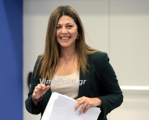 &Sigma;&omicron;&phi;ί&alpha; &Zeta;&alpha;&chi;&alpha;&rho;ά&kappa;&eta;: "&Mu;&epsilon;&tau;ά &tau;&alpha; &mu;έ&sigma;&alpha; &Iota;&omicron;&upsilon;&nu;ί&omicron;&upsilon; &omicron;&iota; &pi;&alpha;&nu;&epsilon;&lambda;&lambda;&alpha;&delta;&iota;&kappa;έ&sigmaf; "