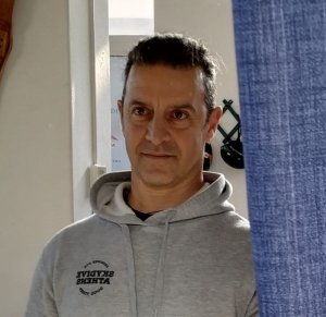 A&nu;&epsilon;ί&pi;&omega;&tau;&eta; &theta;&lambda;ί&psi;&eta; &sigma;&tau;&omicron; &Alpha;&gamma;&rho;ί&nu;&iota;&omicron; &gamma;&iota;&alpha; &tau;&omicron;&nu; &pi;&rho;ό&omega;&rho;&omicron; &theta;ά&nu;&alpha;&tau;&omicron; &tau;&omicron;&upsilon; 57&chi;&rho;&omicron;&nu;&omicron;&upsilon; &Iota;&omega;&alpha;&kappa;&epsilon;ί&mu; &Sigma;&kappa;ό&nu;&delta;&rho;&alpha;