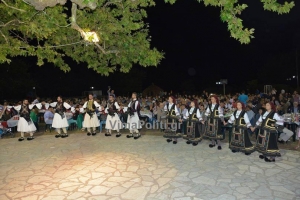 Αντάμωμα Σαρακατσαναίων στην πλατεία των Αγράφων