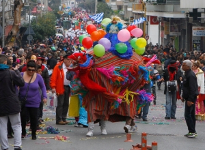 Έ&theta;&iota;&mu;&alpha; &Alpha;&pi;&omicron;&kappa;&rho;&iota;ά&sigmaf;:&Omicron; &chi;&omicron;&rho;ό&sigmaf; &tau;&eta;&sigmaf; &laquo;&gamma;&kappa;&alpha;&mu;ή&lambda;&alpha;&sigmaf;&raquo; &kappa;&alpha;&iota; &eta; &pi;&alpha;&rho;έ&lambda;&alpha;&sigma;&eta; &alpha;&rho;&mu;ά&tau;&omega;&nu; &sigma;&tau;&eta; &Lambda;&alpha;&mu;ί&alpha;
