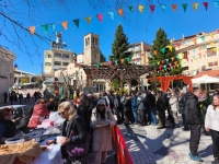 &Kappa;&omicron;ύ&lambda;&omicron;&upsilon;&mu;&alpha; &sigma;&tau;&omicron; &Kappa;&alpha;&rho;&pi;&epsilon;&nu;ή&sigma;&iota;: &Chi;&alpha;&rho;&tau;&alpha;&epsilon;&tau;&omicron;ί, &gamma;&epsilon;ύ&sigma;&epsilon;&iota;&sigmaf; &Sigma;&alpha;&rho;&alpha;&kappa;&omicron;&sigma;&tau;ή&sigmaf; &kappa;&alpha;&iota; &gamma;&iota;&omicron;&rho;&tau;ή &mu;&epsilon;&sigmaf; &sigma;&tau;&eta;&nu; &kappa;&alpha;&rho;&delta;&iota;ά &tau;&eta;&sigmaf; &pi;ό&lambda;&eta;&sigmaf;