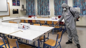 &Kappa;&omicron;&rho;&omicron;&nu;&omicron;ϊό&sigmaf;: &Kappa;&lambda;&epsilon;ί&nu;&omicron;&upsilon;&nu; &gamma;&iota;&alpha; 14 &eta;&mu;έ&rho;&epsilon;&sigmaf; ό&lambda;&alpha; &tau;&alpha; &sigma;&chi;&omicron;&lambda;&epsilon;ί&alpha; &kappa;&alpha;&iota; &tau;&alpha; &pi;&alpha;&nu;&epsilon;&pi;&iota;&sigma;&tau;ή&mu;&iota;&alpha; &sigma;&tau;&eta;&nu; &Epsilon;&lambda;&lambda;ά&delta;&alpha;