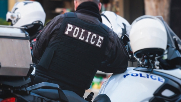 &Tau;&rho;&alpha;&gamma;&omega;&delta;ί&alpha; &sigma;&tau;&alpha; &Iota;&omega;ά&nu;&nu;&iota;&nu;&alpha;:&Pi;έ&theta;&alpha;&nu;&epsilon; &omicron; &alpha;&sigma;&tau;&upsilon;&nu;&omicron;&mu;&iota;&kappa;ό&sigmaf; &pi;&omicron;&upsilon; &alpha;&upsilon;&tau;&omicron;&pi;&upsilon;&rho;&omicron;&beta;&omicron;&lambda;ή&theta;&eta;&kappa;&epsilon; &sigma;&tau;&omicron; &Alpha;&sigma;&tau;&upsilon;&nu;&omicron;&mu;&iota;&kappa;ό &Mu;έ&gamma;&alpha;&rho;&omicron;