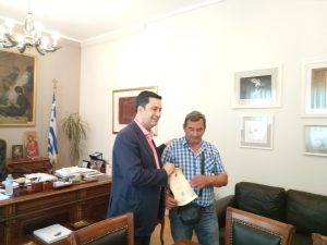 &Alpha;&gamma;&rho;ί&nu;&iota;&omicron;:&Beta;&rho;ά&beta;&epsilon;&upsilon;&sigma;&eta; &delta;&eta;&mu;&omicron;&tau;&iota;&kappa;&omicron;ύ &upsilon;&pi;&alpha;&lambda;&lambda;ή&lambda;&omicron;&upsilon; &pi;&omicron;&upsilon; &pi;&alpha;&rho;έ&delta;&omega;&sigma;&epsilon; &pi;&omicron;&rho;&tau;&omicron;&phi;ό&lambda;&iota; &mu;&epsilon; 1.000 &epsilon;&upsilon;&rho;ώ