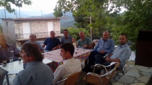 &Sigma;&upsilon;&nu;ά&nu;&tau;&eta;&sigma;&eta; &tau;&eta;&sigmaf; &omicron;&mu;ά&delta;&alpha;&sigmaf; &Delta;&eta;&mu;&eta;&tau;&rho;ό&pi;&omicron;&upsilon;&lambda;&omicron;&upsilon;-"&Alpha;&nu;&tau;ά&rho;&tau;&epsilon;&sigmaf;" &kappa;&alpha;&iota; &tau;&omicron; &mu;έ&lambda;&lambda;&omicron;&nu; &tau;&eta;&sigmaf; &pi;&alpha;&rho;ά&tau;&alpha;&xi;&eta;&sigmaf; &sigma;&tau;&eta;&nu; &alpha;&tau;&zeta;έ&nu;&tau;&alpha;