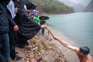 &Theta;&epsilon;&omicron;&phi;ά&nu;&iota;&alpha; &sigma;&tau;&eta; &Lambda;ί&mu;&nu;&eta; &Sigma;&tau;&epsilon;&phi;&alpha;&nu;&iota;ά&delta;&alpha;&sigmaf;- Ό&tau;&alpha;&nu; &eta; &pi;ί&sigma;&tau;&eta; &nu;&iota;&kappa;ά &tau;&omicron; &kappa;&rho;ύ&omicron; &kappa;&alpha;&iota; &tau;&eta; &beta;&rho;&omicron;&chi;ή(&Phi;ώ&tau;&omicron;)