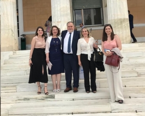 &Mu;&epsilon; &tau;&eta;&nu; &omicron;&iota;&kappa;&omicron;&gamma;έ&nu;&epsilon;&iota;ά &tau;&omicron;&upsilon; &sigma;&tau;&omicron; &pi;&lambda;&epsilon;&upsilon;&rho;ό &tau;&omicron;&upsilon; &omicron;&rho;&kappa;ί&sigma;&tau;&eta;&kappa;&epsilon; &beta;&omicron;&upsilon;&lambda;&epsilon;&upsilon;&tau;ή&sigmaf; &omicron; Kώ&sigma;&tau;&alpha;&sigmaf; &Kappa;&omicron;&nu;&tau;&omicron;&gamma;&epsilon;ώ&rho;&gamma;&omicron;&sigmaf;(&Phi;ώ&tau;&omicron;)