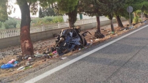 &Delta;&iota;&pi;&lambda;ή &tau;&rho;&alpha;&gamma;&omega;&delta;ί&alpha; &sigma;&tau;&omicron; &Gamma;&alpha;&lambda;&alpha;&xi;ί&delta;&iota;: &Nu;&epsilon;&kappa;&rho;&omicron;ί 21&chi;&rho;&omicron;&nu;&eta; &kappa;&alpha;&iota; 24&chi;&rho;&omicron;&nu;&omicron;&sigmaf; &sigma;&epsilon; &tau;&rho;&omicron;&chi;&alpha;ί&omicron;