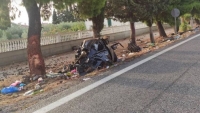&Delta;&iota;&pi;&lambda;ή &tau;&rho;&alpha;&gamma;&omega;&delta;ί&alpha; &sigma;&tau;&omicron; &Gamma;&alpha;&lambda;&alpha;&xi;ί&delta;&iota;: &Nu;&epsilon;&kappa;&rho;&omicron;ί 21&chi;&rho;&omicron;&nu;&eta; &kappa;&alpha;&iota; 24&chi;&rho;&omicron;&nu;&omicron;&sigmaf; &sigma;&epsilon; &tau;&rho;&omicron;&chi;&alpha;ί&omicron;