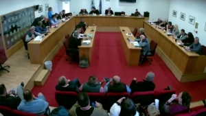 &Sigma;&upsilon;&nu;&epsilon;&delta;&rho;&iota;ά&zeta;&epsilon;&iota; &sigma;&tau;&omicron; &Kappa;&alpha;&rho;&pi;&epsilon;&nu;ή&sigma;&iota; &tau;&omicron; &delta;&eta;&mu;&omicron;&tau;&iota;&kappa;ό &sigma;&upsilon;&mu;&beta;&omicron;ύ&lambda;&iota;&omicron;-Ό&lambda;&eta; &eta; &alpha;&tau;&zeta;έ&nu;&tau;&alpha;(LIVE)