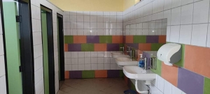 Αναβαθμίστηκαν οι χώροι WC στο 1ο Δημοτικό Σχολείο Καρπενησίου για πρόσβαση ΑΜΕΑ