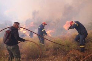 Μαίνεται η φωτιά σε δύσβατη περιοχή στα Πιέρια Όρη-Ολονύχτια μάχη με τις φλόγες