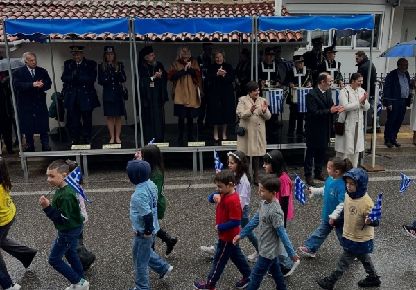 Έ&xi;&omega; &alpha;&pi;ό &tau;&eta;&nu; ..&tau;έ&nu;&tau;&alpha; &tau;&eta;&sigmaf; &chi;&lambda;&iota;&delta;ή&sigmaf;: &Eta; ό&psi;&iota;&mu;&eta; &sigma;&upsilon;&mu;&pi;ό&nu;&iota;&alpha; &tau;&omega;&nu; &epsilon;&pi;&iota;&sigma;ή&mu;&omega;&nu;