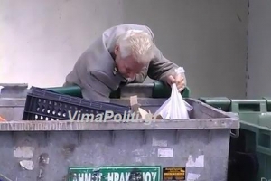 Αθήνα…Ο κάδος των σκουπιδιών ανοιχτός…