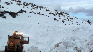Τεράστια χιονοστιβάδα έκλεισε τον &quot;Βράχο&quot; στο Καρπενήσι(Βίντεο)
