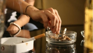 &laquo;&Pi;&alpha;&nu;&tau;&omicron;ύ &kappa;&alpha;&pi;&nu;ί&zeta;&omicron;&upsilon;&nu;&hellip;&raquo;