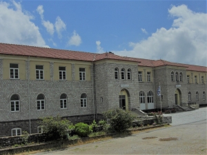 Ξεκινούν τα έργα για την ανάπλαση στο ιστορικό κτίριο του Α&#039; Γυμνασίου-Λυκείου Καρπενησίου(Φώτο)