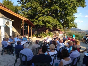 &Mu;&epsilon; &pi;&rho;&omicron;&epsilon;&kappa;&lambda;&omicron;&gamma;&iota;&kappa;ό "ά&rho;&omega;&mu;&alpha;" &omicron;&iota; &sigma;&upsilon;&nu;&epsilon;&lambda;&epsilon;ύ&sigma;&epsilon;&iota;&sigmaf; &Mu;&pi;&alpha;&mu;&pi;&alpha;&lambda;ή &sigma;&tau;&alpha; &chi;&omega;&rho;&iota;ά &tau;&omega;&nu; &Alpha;&gamma;&rho;ά&phi;&omega;&nu;