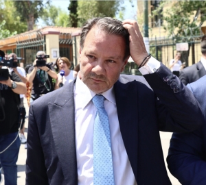 &Tau;&alpha; &rho;ί&chi;&nu;&epsilon;&iota; &sigma;&tau;&eta; &gamma;&upsilon;&nu;&alpha;ί&kappa;&alpha; &tau;&omicron;&upsilon; &tau;ώ&rho;&alpha; &omicron; &Lambda;ύ&tau;&rho;&alpha;&sigmaf;: "&Epsilon;&kappa;&epsilon;ί&nu;&eta; &epsilon;&pi;έ&lambda;&epsilon;&xi;&epsilon; &tau;&omicron; &alpha;&phi;ή&gamma;&eta;&mu;&alpha; ό&tau;&iota; έ&pi;&epsilon;&sigma;&epsilon; &alpha;&pi;ό &tau;&eta; &sigma;&kappa;ά&lambda;&alpha;"