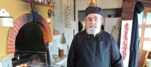 &Mu;&omicron;&nu;&alpha;&chi;ό&sigmaf; &Epsilon;&pi;&iota;&phi;ά&nu;&iota;&omicron;&sigmaf;:E&kappa;&omicron;&iota;&mu;ή&theta;&eta; &omicron; &mu;ά&gamma;&epsilon;&iota;&rho;&alpha;&sigmaf; &pi;&omicron;&upsilon; &sigma;&alpha;&gamma;ή&nu;&epsilon;&upsilon;&sigma;&epsilon; &delta;&iota;ά&sigma;&eta;&mu;&omicron;&upsilon;&sigmaf; &sigma;&epsilon;&phi;