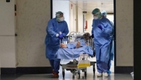 &Kappa;&omicron;&rho;&omicron;&nu;&omicron;ϊό&sigmaf;:&Sigma;&tau;&omicron;&upsilon;&sigmaf; 101 &omicron;&iota; &nu;&epsilon;&kappa;&rho;&omicron;ί &sigma;&tau;&eta; &chi;ώ&rho;&alpha;-&Kappa;&alpha;&tau;έ&lambda;&eta;&xi;&epsilon; &eta;&lambda;&iota;&kappa;&iota;&omega;&mu;έ&nu;&eta; &sigma;&tau;&omicron; &Nu;&Iota;&Mu;&Tau;&Sigma;