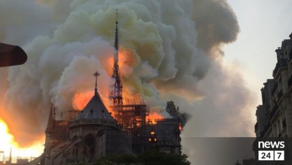 Στις φλόγες η Παναγία των Παρισίων-Απίστευτες εικόνες(LIVE)