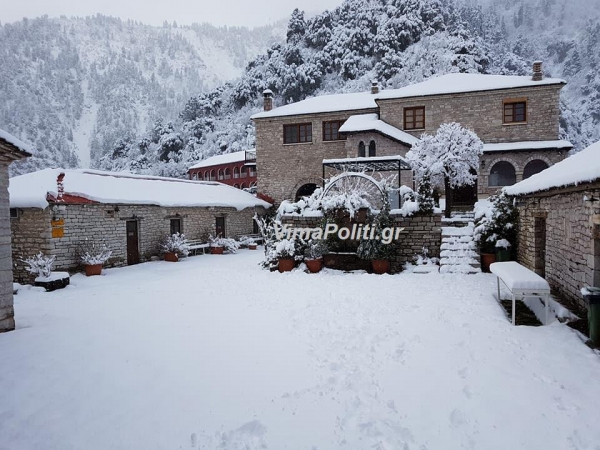 Μοναδικές εικόνες απ&#039;το χιονισμένο Μοναστήρι της Σπηλιάς(Φώτο&amp;Βίντεο)