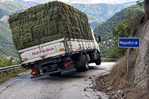 Ά&gamma;&rho;&alpha;&phi;&alpha;:Ά&gamma;&iota;&omicron; &epsilon;ί&chi;&epsilon; &omicron;&delta;&eta;&gamma;ό&sigmaf; &sigma;&tau;&omicron;&nu; &Mu;&alpha;&rho;&alpha;&theta;&iota;ά-&Eta; &epsilon;&gamma;&kappa;&alpha;&tau;ά&lambda;&epsilon;&iota;&psi;&eta; &tau;&omicron;&upsilon; &delta;&rho;ό&mu;&omicron;&upsilon; &lambda;ί&gamma;&omicron; έ&lambda;&epsilon;&iota;&psi;&epsilon; &nu;&alpha; &phi;έ&rho;&epsilon;&iota; &tau;&rho;&alpha;&gamma;&omega;&delta;ί&alpha;