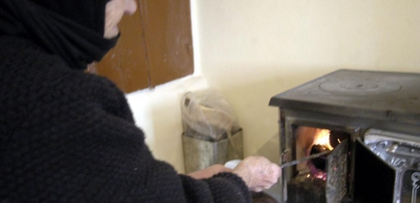 Τραγωδία στην Αργιθέα:Νεκρό ζευγάρι ηλικιωμένων από αναθυμιάσεις ξυλόσομπας στο Πετρίλο