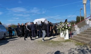 Αγρίνιο: Σε κλίμα οδύνης το τελευταίο «αντίο» στην 18χρονη Χαριτίνη-Τραγικές φιγούρες οι γονείς της