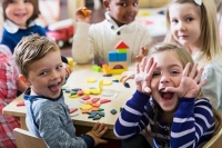 Ά&gamma;&rho;&alpha;&phi;&alpha;: &Eta; &Pi;&alpha;&lambda;&alpha;&iota;&omicron;&kappa;&alpha;&tau;&omicron;ύ&nu;&alpha; &gamma;&epsilon;&mu;ί&zeta;&epsilon;&iota; &kappa;&alpha;&iota; &pi;ά&lambda;&iota; &pi;&alpha;&iota;&delta;&iota;&kappa;έ&sigmaf; &phi;&omega;&nu;έ&sigmaf; &chi;ά&rho;&eta; &sigma;&tau;&omicron; &nu;έ&omicron; &pi;&alpha;&iota;&delta;&iota;&kappa;ό &sigma;&tau;&alpha;&theta;&mu;ό