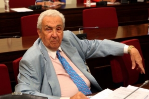 &Pi;&omicron;&iota;&omicron;&sigmaf; ή&tau;&alpha;&nu; &omicron; &Delta;&eta;&mu;ή&tau;&rho;&eta;&sigmaf; &Kappa;&omicron;&nu;&tau;&omicron;&mu;&eta;&nu;ά&sigmaf;-&Eta; &pi;&omicron;&rho;&epsilon;ί&alpha; &tau;&omicron;&upsilon; &epsilon;&pi;&iota;&chi;&epsilon;&iota;&rho;&eta;&mu;&alpha;&tau;ί&alpha; &pi;&omicron;&upsilon; &pi;έ&theta;&alpha;&nu;&epsilon; &sigma;&epsilon; &eta;&lambda;&iota;&kappa;ί&alpha; 83 &epsilon;&tau;ώ&nu;