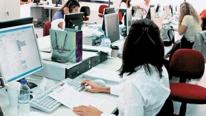 &Kappa;&omicron;&rho;&omicron;&nu;&alpha;ϊό&sigmaf;:&Epsilon;&pi;ί&delta;&omicron;&mu;&alpha; 800 &epsilon;&upsilon;&rho;ώ &gamma;&iota;&alpha; &epsilon;&rho;&gamma;&alpha;&zeta;ό&mu;&epsilon;&nu;&omicron;&upsilon;&sigmaf;-&Pi;ό&tau;&epsilon; &xi;&epsilon;&kappa;&iota;&nu;&omicron;ύ&nu; &omicron;&iota; &alpha;&iota;&tau;ή&sigma;&epsilon;&iota;&sigmaf;