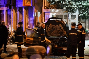 Νύχτα επεισοδίων σε Αθήνα και Θεσσαλονίκη-Κουκουλοφόροι έσπασαν και πυρπόλησαν οχήματα