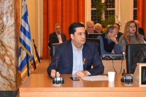 &Alpha;&gamma;&rho;ί&nu;&iota;&omicron;:&Kappa;ά&theta;&epsilon;&tau;&alpha; &alpha;&nu;&tau;ί&theta;&epsilon;&tau;&omicron;&sigmaf; &omicron; &Gamma;. &Pi;&alpha;&pi;&alpha;&nu;&alpha;&sigma;&tau;&alpha;&sigma;ί&omicron;&upsilon;-"&Theta;έ&lambda;&omicron;&upsilon;&mu;&epsilon; &phi;&omicron;&iota;&tau;&eta;&tau;έ&sigmaf; &kappa;&alpha;&iota; &pi;&alpha;&nu;&epsilon;&pi;&iota;&sigma;&tau;ή&mu;&iota;&omicron; &kappa;&alpha;&iota; ό&chi;&iota; &mu;&epsilon;&tau;&alpha;&nu;ά&sigma;&tau;&epsilon;&sigmaf;"