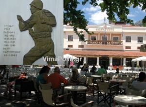 Ξηλώνεται το μνημείο πεσόντων και η προτομή του Μ.Μπότσαρη στην πλατεία Καρπενησίου