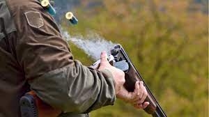 &Phi;&theta;&iota;ώ&tau;&iota;&delta;&alpha;: &Mu;&pi;&omicron;&upsilon;&nu;&iota;έ&sigmaf; &kappa;&alpha;&iota; &kappa;&lambda;&omega;&tau;&sigma;&iota;έ&sigmaf; έ&pi;&epsilon;&sigma;&alpha;&nu; &sigma;&tau;&eta;&nu; &sigma;&upsilon;&nu;&epsilon;&delta;&rho;ί&alpha;&sigma;&eta; &tau;&omicron;&upsilon; &Kappa;&upsilon;&nu;&eta;&gamma;&epsilon;&tau;&iota;&kappa;&omicron;ύ &Sigma;&upsilon;&lambda;&lambda;ό&gamma;&omicron;&upsilon; &Lambda;&alpha;&mu;ί&alpha;&sigmaf;