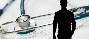 O &psi;&epsilon;&upsilon;&tau;&omicron;&gamma;&iota;&alpha;&tau;&rho;ό&sigmaf; &mu;&epsilon; &tau;&alpha; &chi;ί&lambda;&iota;&alpha; &pi;&rho;ό&sigma;&omega;&pi;&alpha;-&Pi;&omega;&sigmaf; ά&rho;&pi;&alpha;&xi;&epsilon; 55 &epsilon;&kappa;&alpha;&tau;. &alpha;&pi;ό &tau;&omicron;&nu; &Kappa;&omicron;&nu;&tau;&omicron;&mu;&eta;&nu;ά