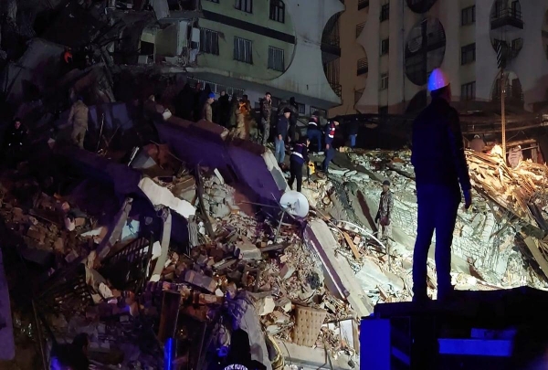 Φονικός σεισμός στην Τουρκία:Ανεβαίνει ο αριθμός των νεκρών-Κατέρρευσαν κτίρια-Χιλιάδες οι εγκλωβισμένοι